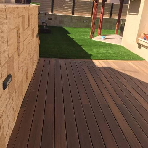 בניית דק ודשא סינטטי בחצר